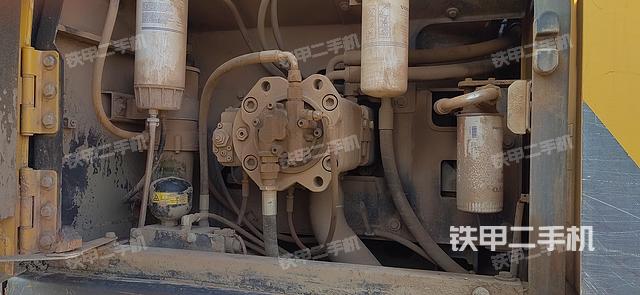 液压泵舱室正面整体（整机外观）