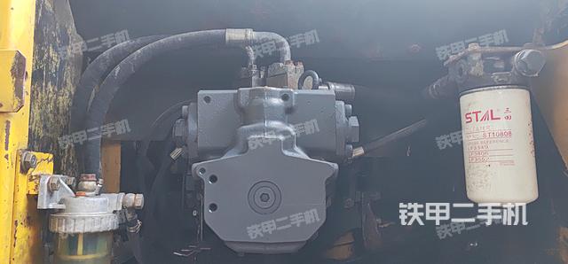 液压泵舱室正面整体（整机外观）