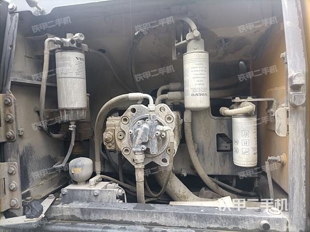 液压泵舱室正面整体（整机外观）