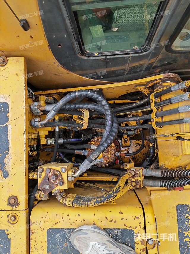 回转马达和主控阀（整机外观）