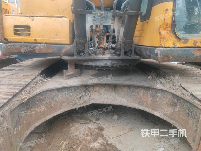 大臂油缸整体 竖拍（工作和回转装置）