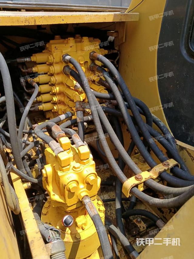 回转马达和主控阀（整机外观）