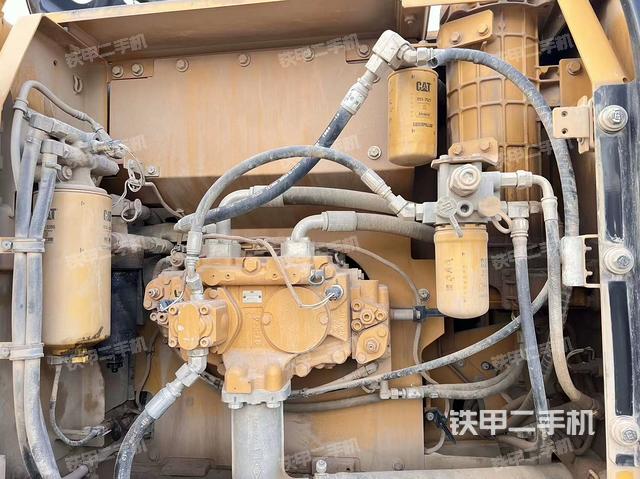 液压泵舱室正面整体（整机外观）