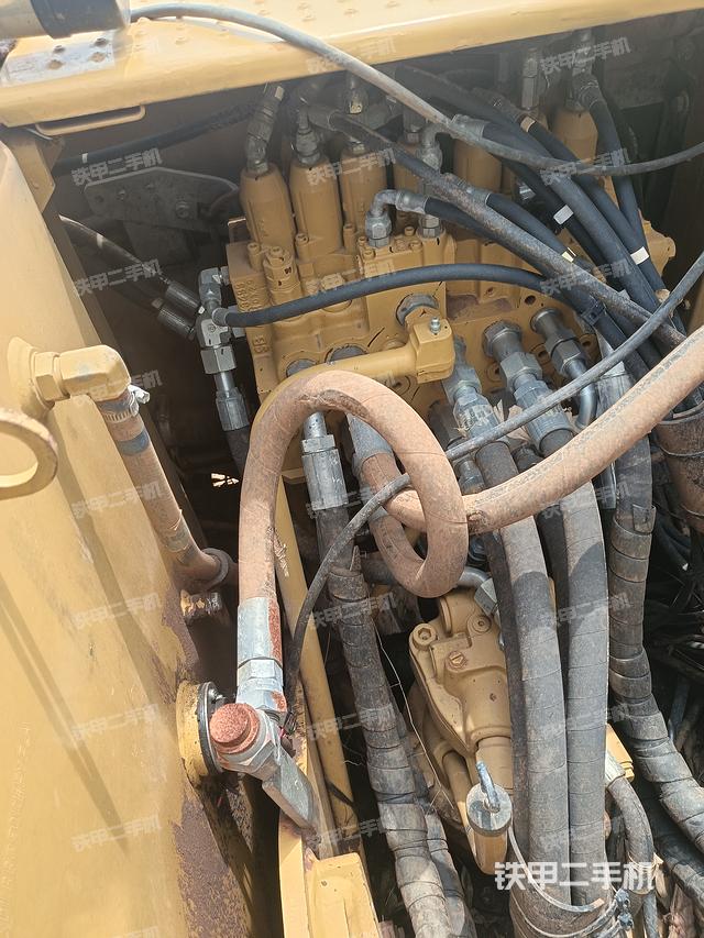 回转马达和主控阀（整机外观）