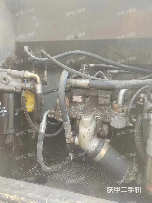 液压泵舱室正面整体（整机外观）