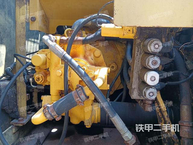 液压泵舱室正面整体（整机外观）