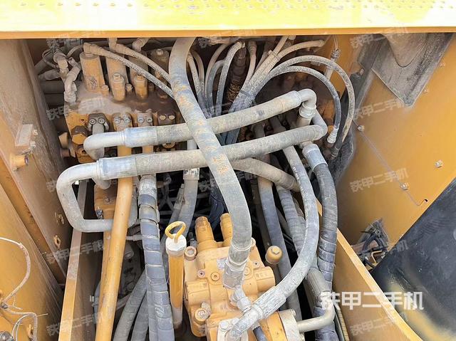 回转马达和主控阀（整机外观）