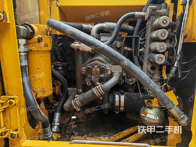 液压泵舱室正面整体（整机外观）