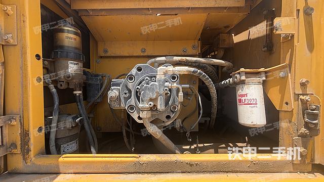 液压泵舱室正面整体（整机外观）