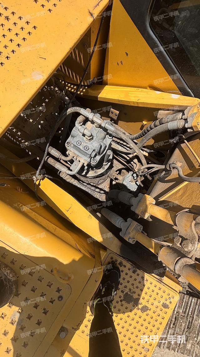 回转马达和主控阀（整机外观）