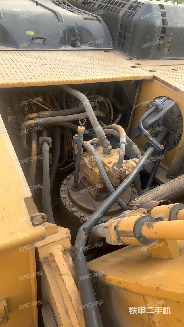 回转马达和主控阀（整机外观）