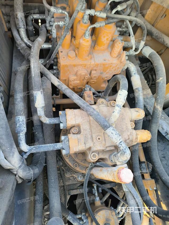 回转马达和主控阀（整机外观）