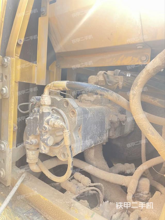 液压泵舱室正面整体（整机外观）