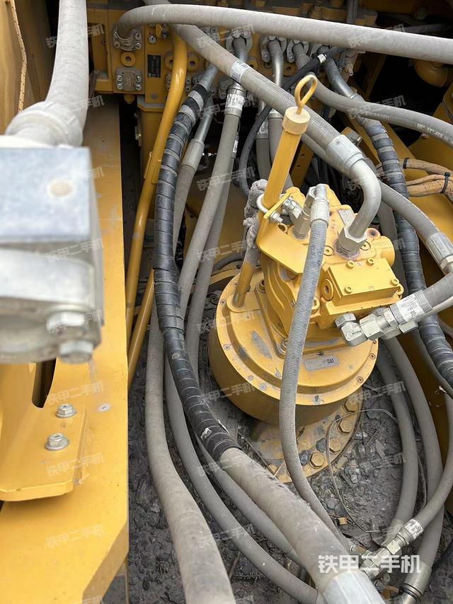 回转马达和主控阀（整机外观）