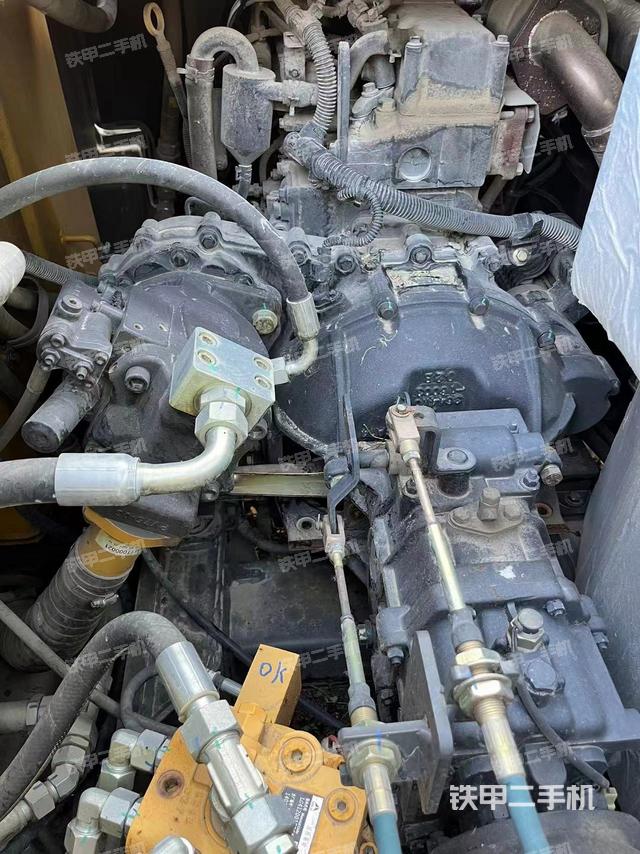 液压泵舱室正面整体（整机外观）