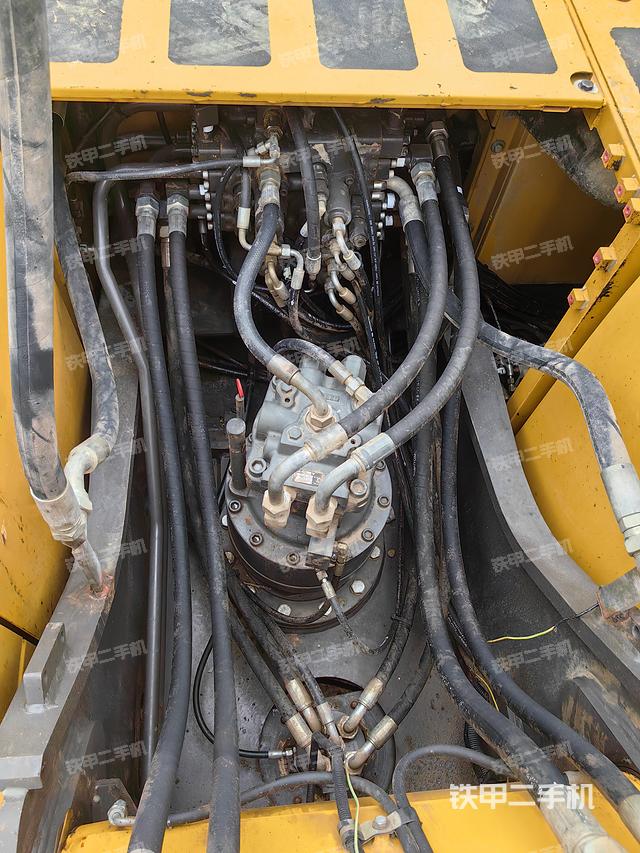 回转马达和主控阀（整机外观）