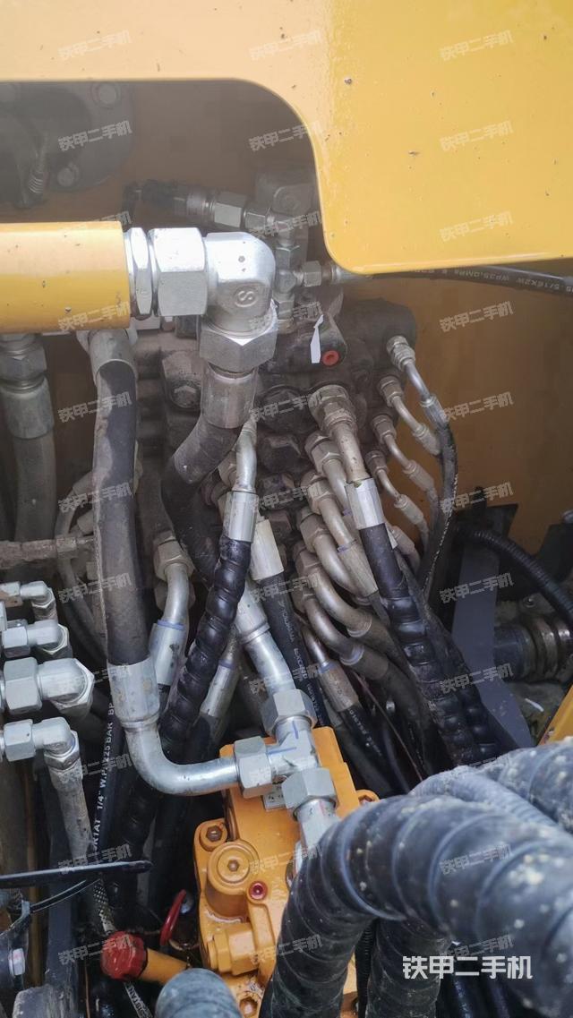 回转马达和主控阀（整机外观）