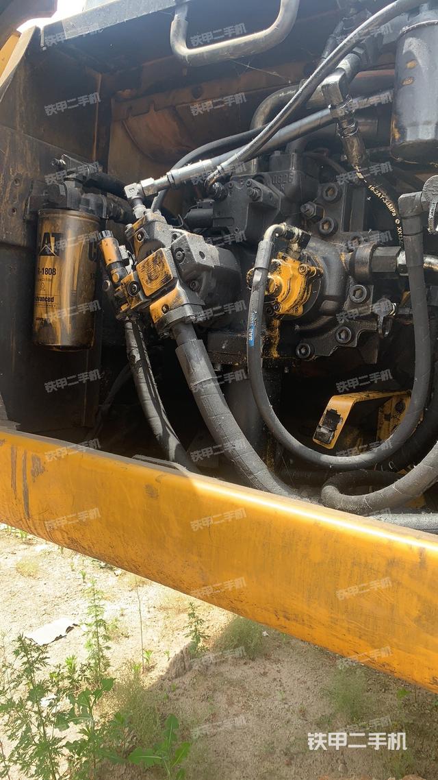 液压泵舱室正面整体（整机外观）