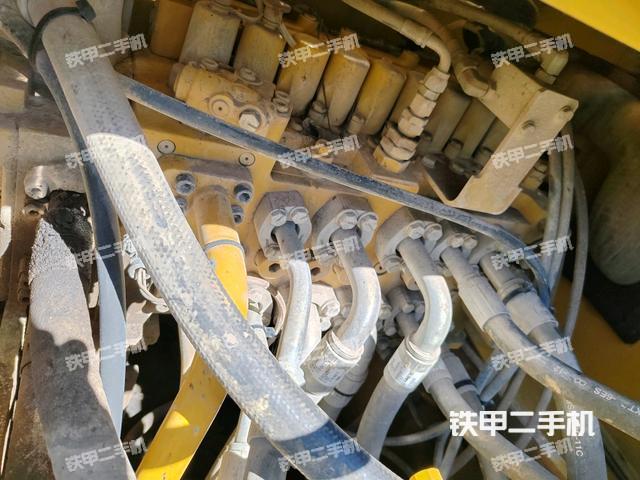 回转马达和主控阀（整机外观）