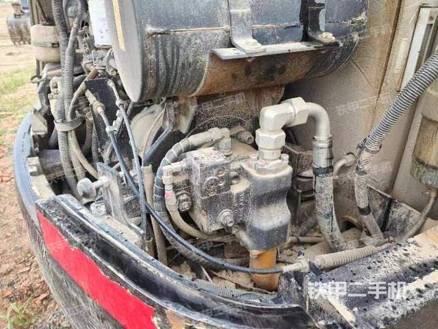 液压泵舱室正面整体（整机外观）