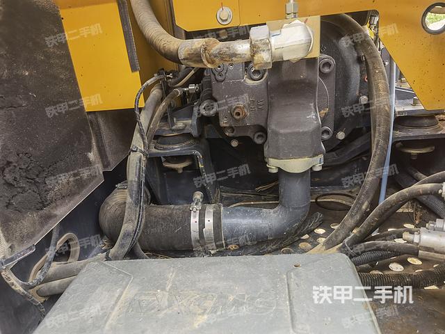 液压泵舱室正面整体（整机外观）