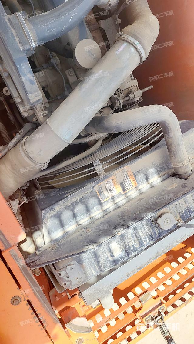 液压泵舱室正面整体（整机外观）