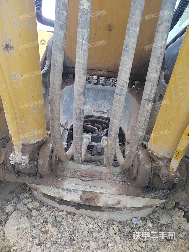 回转马达和主控阀（整机外观）