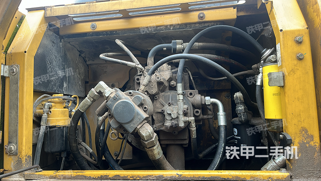 液压泵舱室正面整体（整机外观）