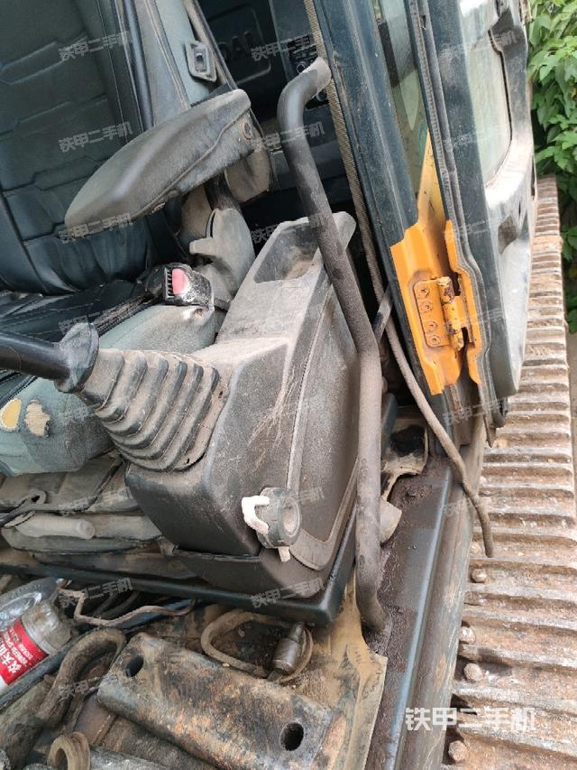 座椅左側(cè)控制臺/音響/含左手柄(駕駛室部分) 座椅左側(cè)控制臺/音響/含左手柄(駕駛室部分)