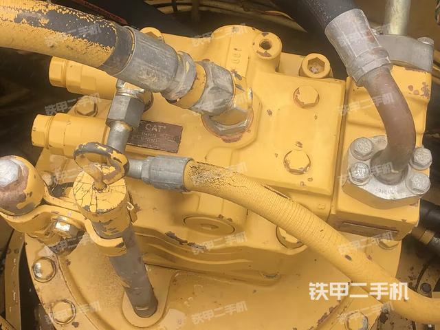 回转马达和主控阀（整机外观）