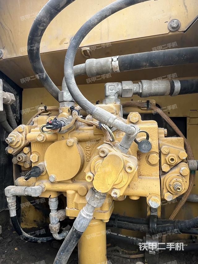 液压泵舱室正面整体（整机外观）