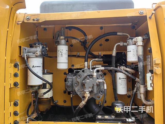 液压泵舱室正面整体（整机外观）