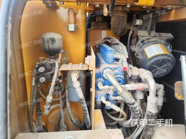 回转马达和主控阀（整机外观）