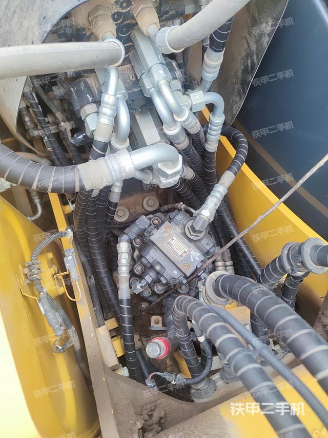 回转马达和主控阀（整机外观）