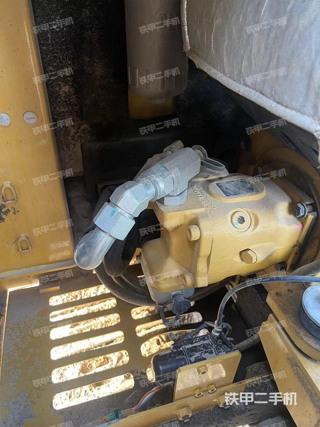 液压泵舱室正面整体（整机外观）