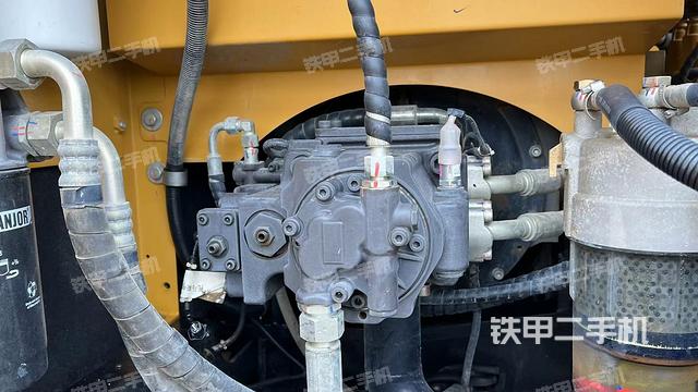 液压泵舱室正面整体（整机外观）