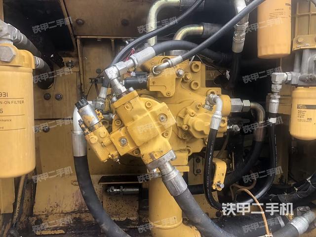 液压泵舱室正面整体（整机外观）