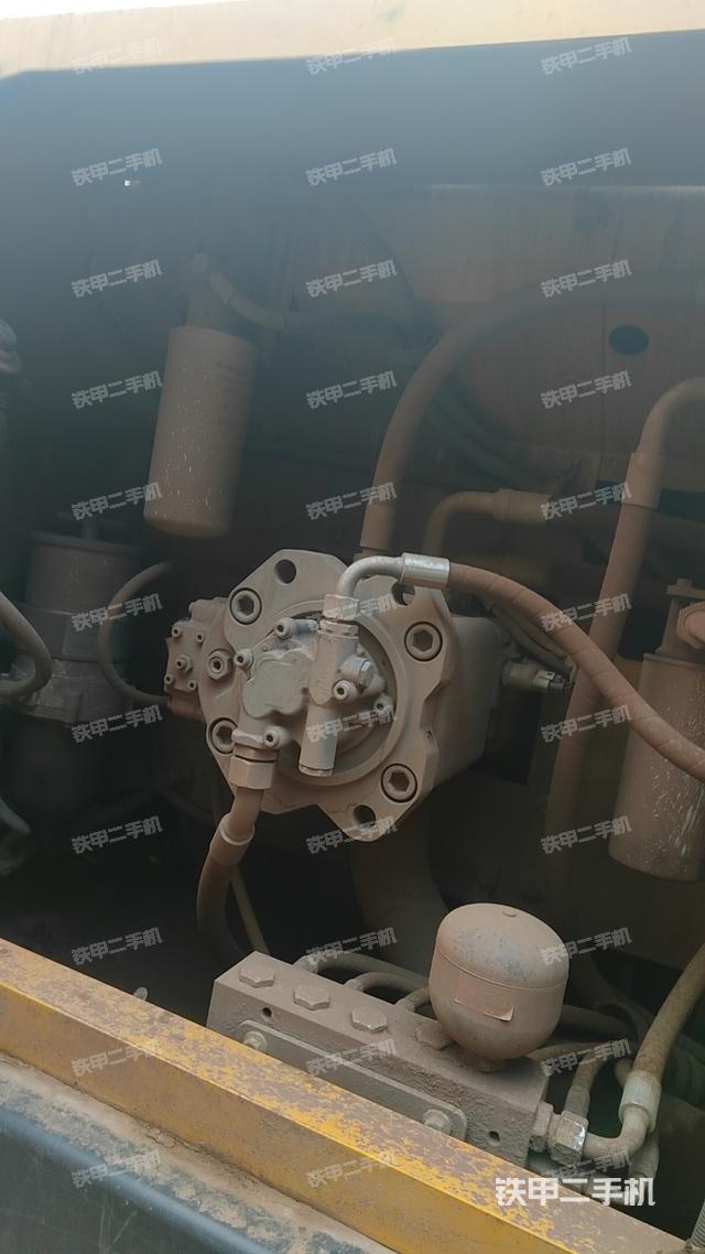 液压泵舱室正面整体（整机外观）