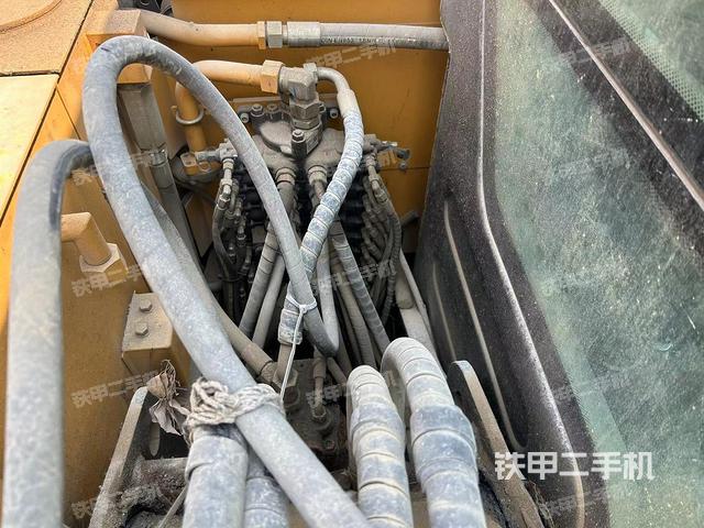 回转马达和主控阀（整机外观）