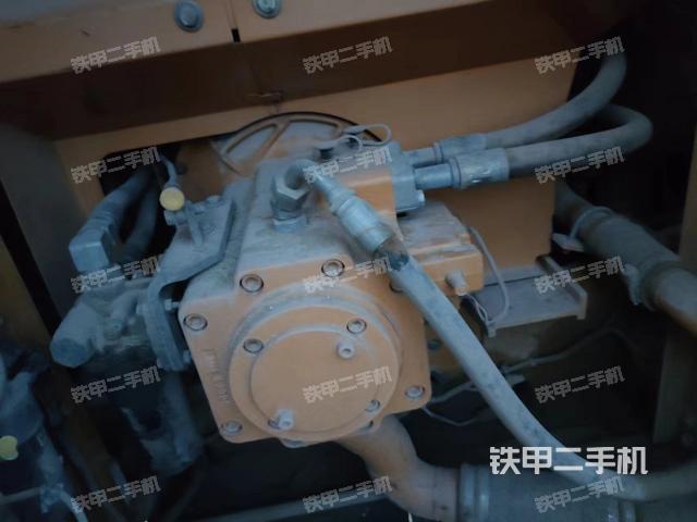 液压泵舱室正面整体（整机外观）