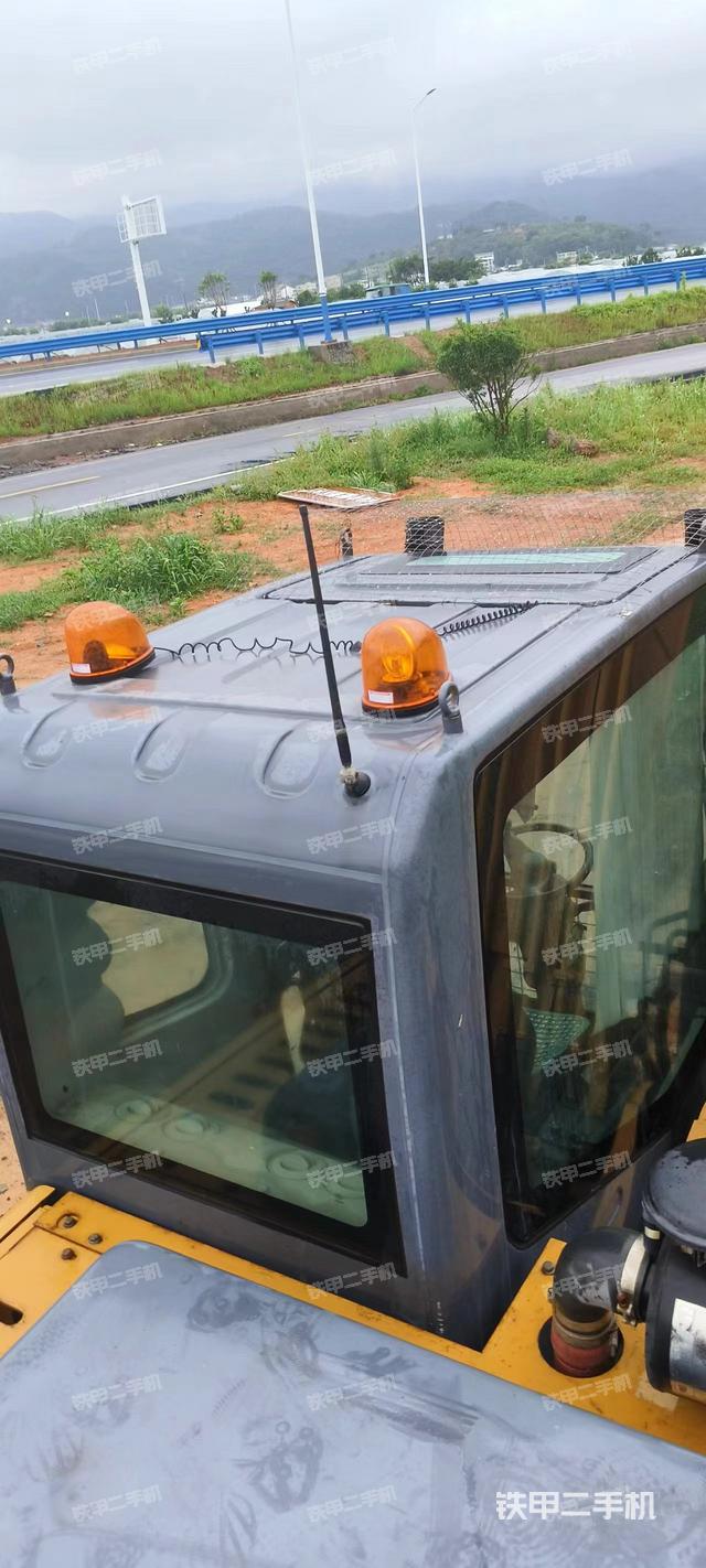 驾驶室顶部（整机外观）