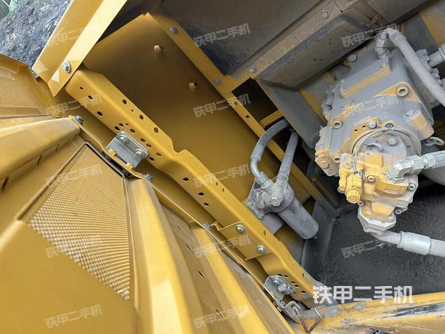 液压泵舱室正面整体（整机外观）