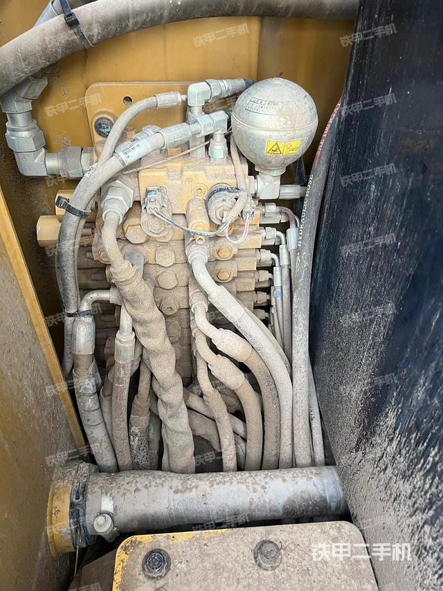 回转马达和主控阀（整机外观）