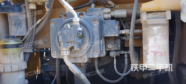 液压泵舱室正面整体（整机外观）