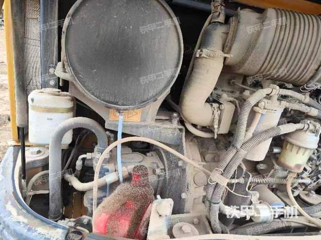 液压泵舱室正面整体（整机外观）