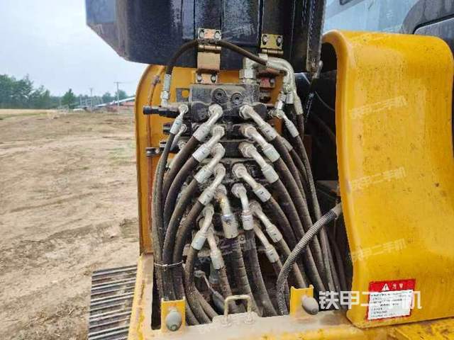 回转马达和主控阀（整机外观）