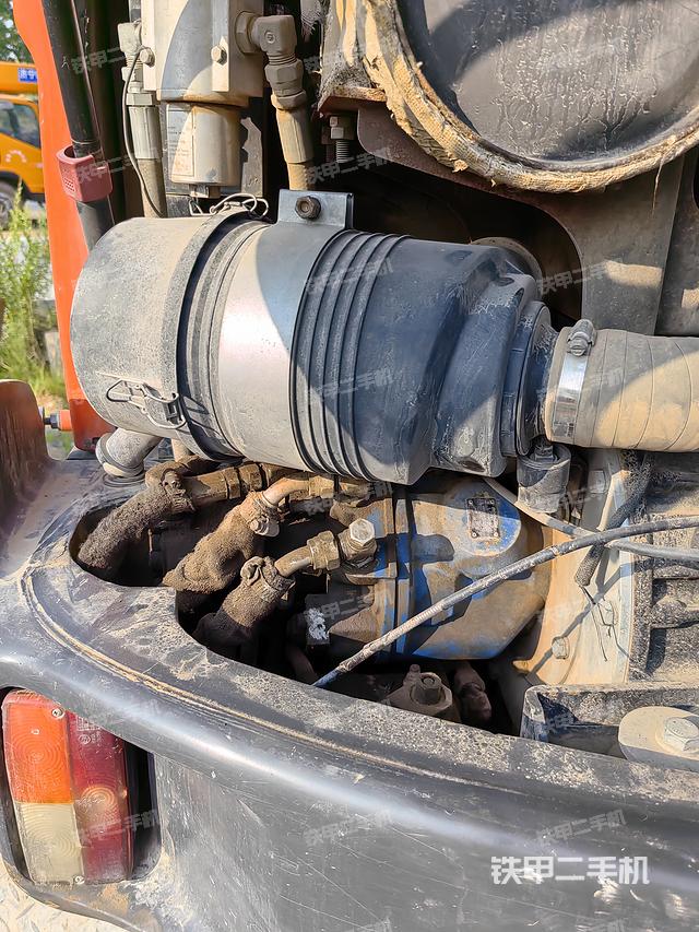 液压泵舱室正面整体（整机外观）