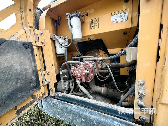 液压泵舱室正面整体（整机外观）