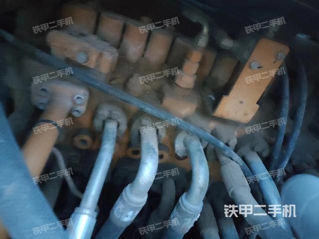 回转马达和主控阀（整机外观）