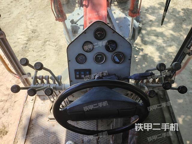 駕駛室操作臺（設(shè)備外觀及核心部件）